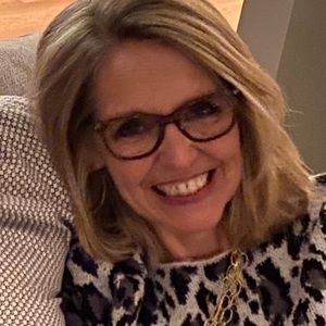 Meet your Posher, Lara